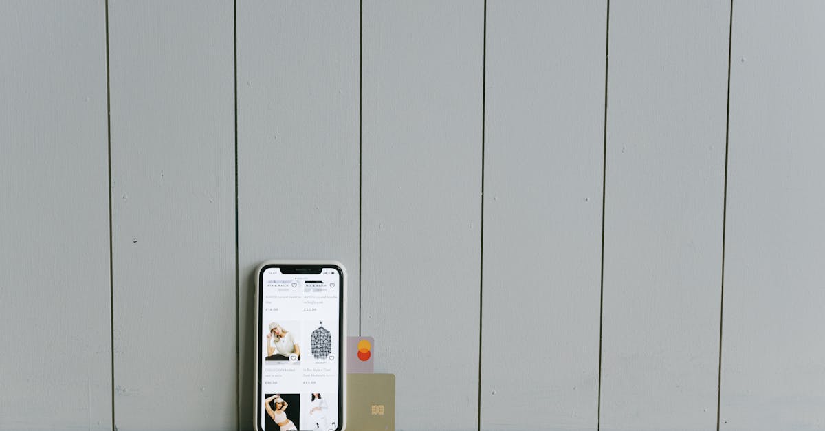 Klient korzystający z aplikacji bankowości mobilnej na smartfonie