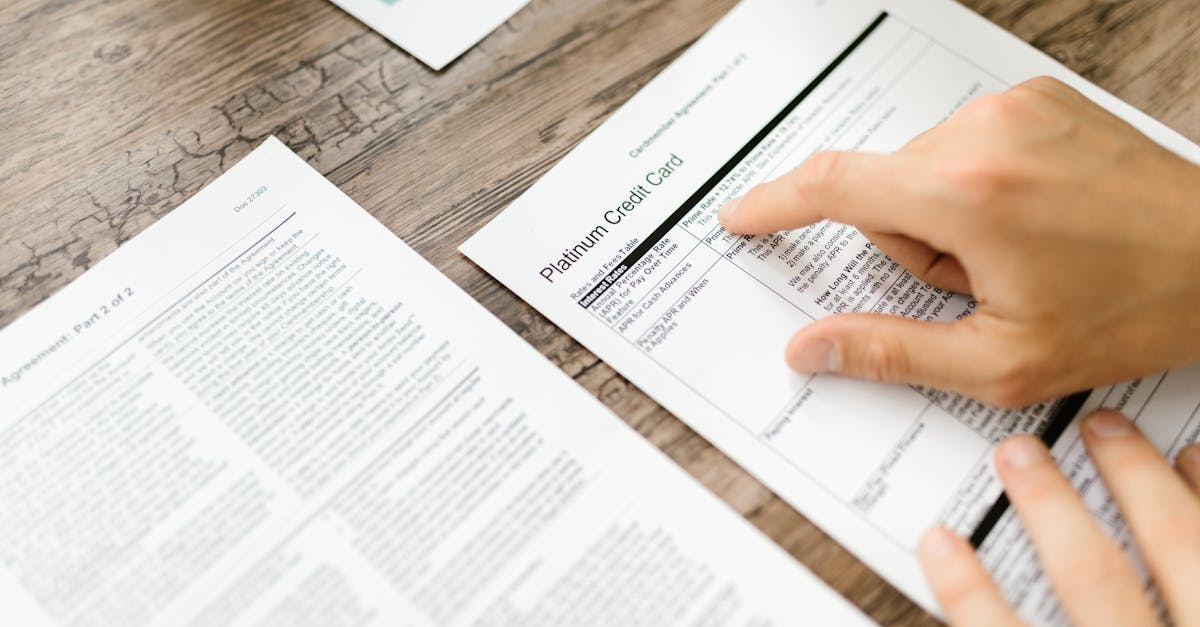 Dokumenty bankowe i długopis na biurku — obsługa konta firmowego