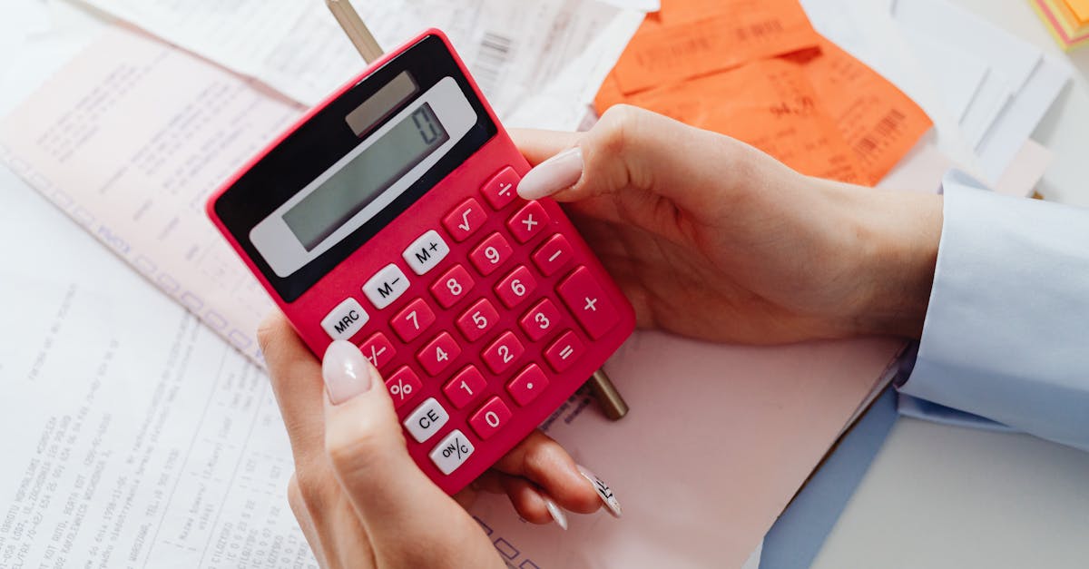 Kalkulator i wydruki finansowe na biurku — analiza opłat bankowych